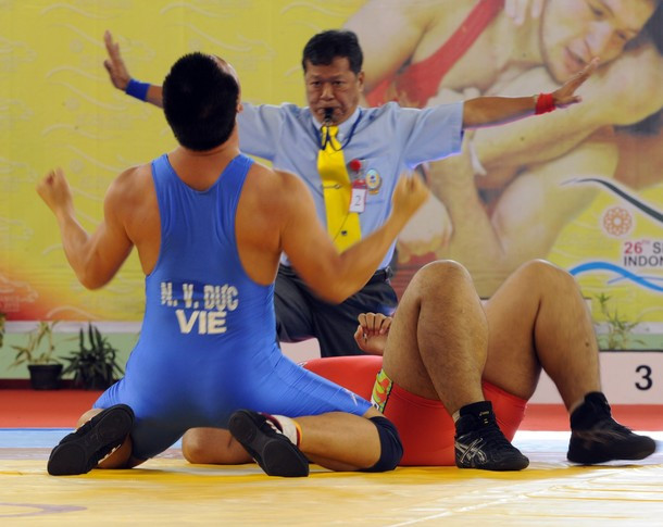 Còn đây là khi Văn Dực (xanh) hạ nốt Chivinn Chum của Campuchia sau 26 giây để giành HCV.