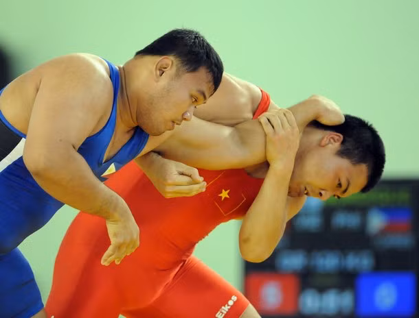 Đô vật Nguyễn Văn Dực (đỏ) đánh bại Robertson Torres sau chưa đầy một phút thi đấu.