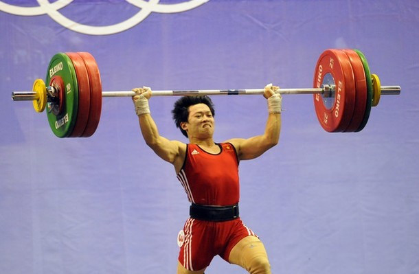 Toàn đã làm rất tốt nhưng không may cho anh là tạ lại hơi đi ra phía sau đầu, khiến anh mất đà và đánh rơi tạ. Toàn đã làm rất tốt nhưng không may cho anh là tạ lại hơi đi ra phía sau đầu, khiến anh mất đà và đánh rơi tạ.