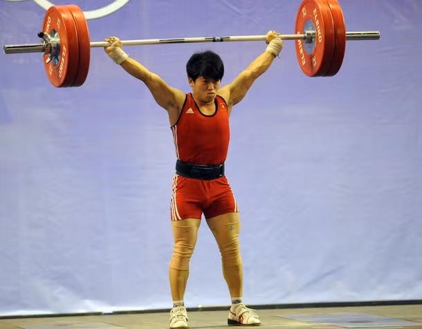 Trần Lê Quốc Toàn thi đấu xuất sắc ở nội dung cử giật. Anh dẫn đầu điểm số nội dung này với 125 điểm. Jadi Setiaoi, ứng cử viên số 1, chỉ đạt mức tạ 124kg. Trần Lê Quốc Toàn thi đấu xuất sắc ở nội dung cử giật. Anh dẫn đầu điểm số nội dung này với 125 điểm. Jadi Setiaoi, ứng cử viên số 1, chỉ đạt mức tạ 124kg.