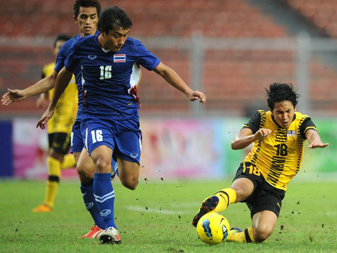 Syahrul (U23 Malaysia, phải) tranh bóng với Sudjarit Jantakol (U23 Thái Lan). Syahrul (U23 Malaysia, phải) tranh bóng với Sudjarit Jantakol (U23 Thái Lan).