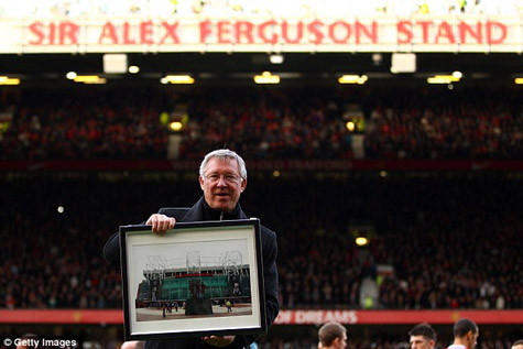Sir Alex Ferguson trước khán đài mang tên mình. Sir Alex Ferguson trước khán đài mang tên mình.