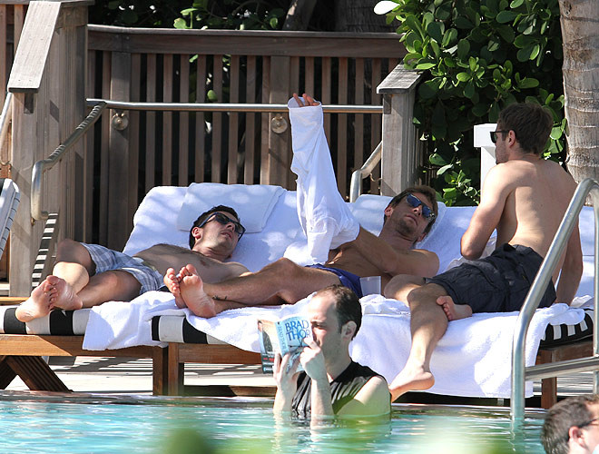 Nhà cựu vô địch F1 Jenson Button đi tắm biển cùng các chiến hữu.