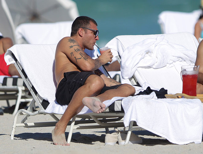 “Bò mộng” Vieri vẫn rất sát gái như thời trai trẻ.