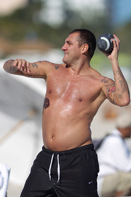 Cựu tiền đạo Christian Vieri tới biển Miami vui chơi cùng hai cô đào bốc lửa Aída Yéspica và Claudia Galanti.