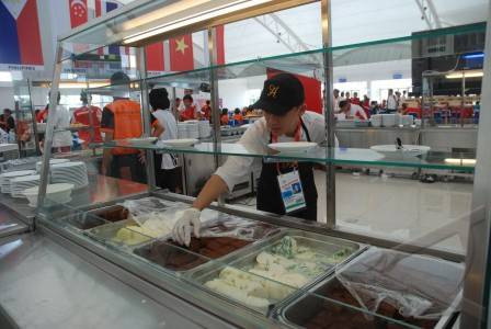Các đoàn VĐV không thể làm quen với thức ăn ở Indonesia, đặc biệt là Palembang. Các VĐV phải ăn mì tôm vì ngộ độc thức ăn ở Palembang