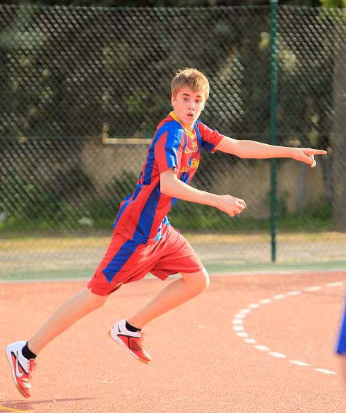 Di chuyển để đón đường chuyền của đồng đội. Di chuyển để đón đường chuyền của đồng đội.