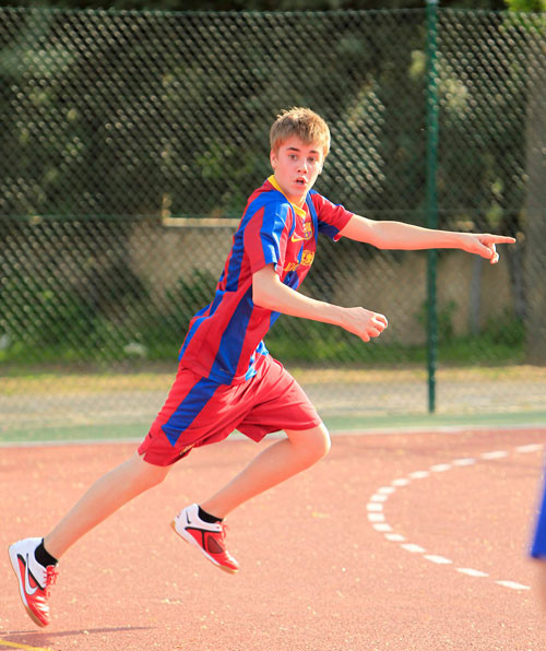 Di chuyển để đón đường chuyền của đồng đội. Di chuyển để đón đường chuyền của đồng đội.