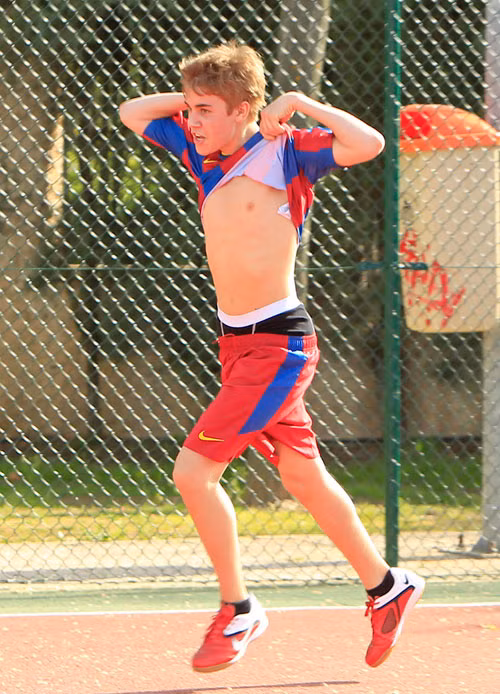 Tháng 4/2011, Justin Bieber có chuyến thăm Tây Ban Nha. Tại thị trấn nhỏ Alcalá de Henares, ca sĩ trẻ người Canada có trận bóng giao hữu. Anh quyết định mặc bộ áo đấu của Barcelona để “nghênh đón” các đối thủ mặc áo trắng, một số trong đó là áo đấu của Real Madrid. Tháng 4/2011, Justin Bieber có chuyến thăm Tây Ban Nha. Tại thị trấn nhỏ Alcalá de Henares, ca sĩ trẻ người Canada có trận bóng giao hữu. Anh quyết định mặc bộ áo đấu của Barcelona để “nghênh đón” các đối thủ mặc áo trắng, một số trong đó là áo đấu của Real Madrid.