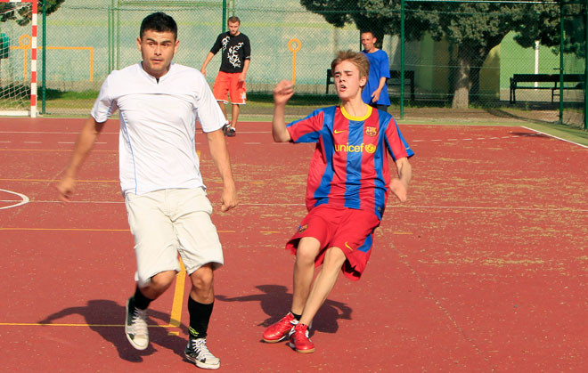 Đối thủ của Justin Bieber cao lớn và nhiều tuổi hơn cậu. Đối thủ của Justin Bieber cao lớn và nhiều tuổi hơn cậu.