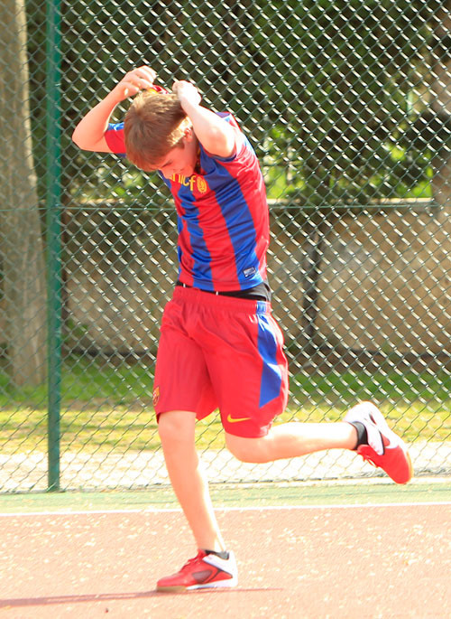 Justin Bieber ăn mừng bằng cách cởi áo khá phong cách. Justin Bieber ăn mừng bằng cách cởi áo khá phong cách.