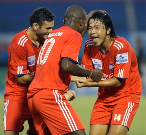 B. Bình Dương quyết tâm đoạt cúp.