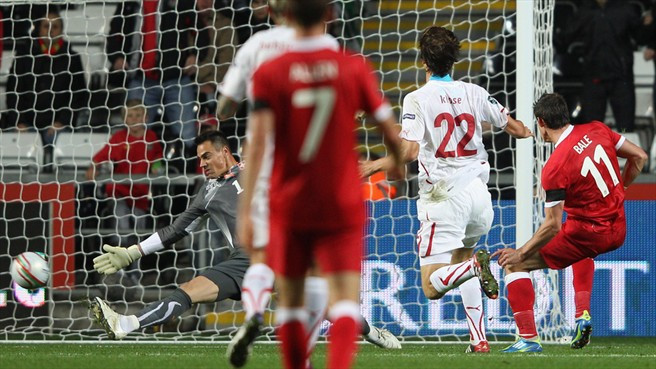 Xứ Wales thoát khỏi vị trí bét bảng G sau chiến thắng 2-0 trước Thụy Sĩ. Xứ Wales thoát khỏi vị trí bét bảng G sau chiến thắng 2-0 trước Thụy Sĩ.