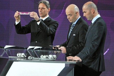 Huyền thoại Van Basten với lá thăm ghi tên Tây Ban Nha.