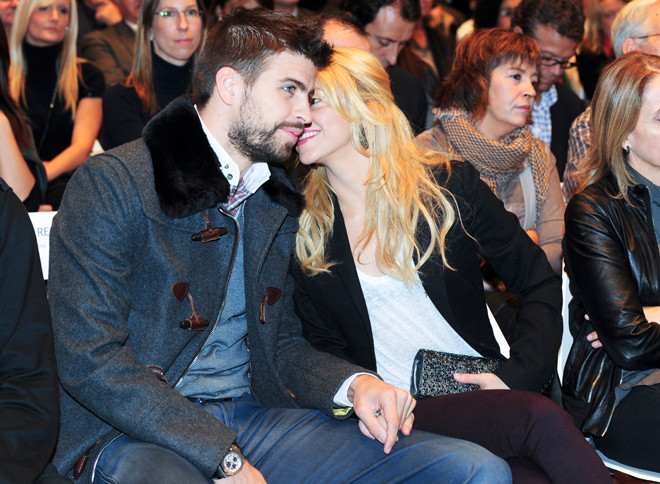 Họ còn không ngần ngại trao cho nhau nụ hôn nồng cháy. Họ còn không ngần ngại trao cho nhau nụ hôn nồng cháy.