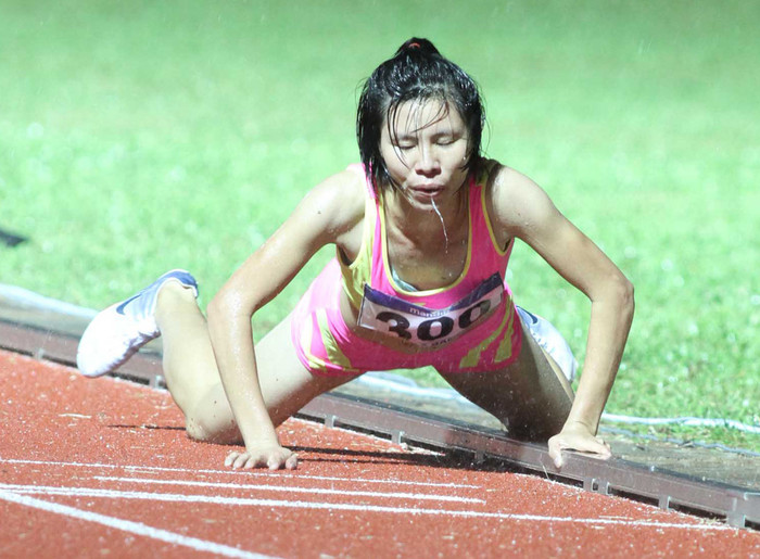 … Phương vẫn đứng dậy trong vô thức và lết qua vạch đích. … Phương vẫn đứng dậy trong vô thức và lết qua vạch đích.