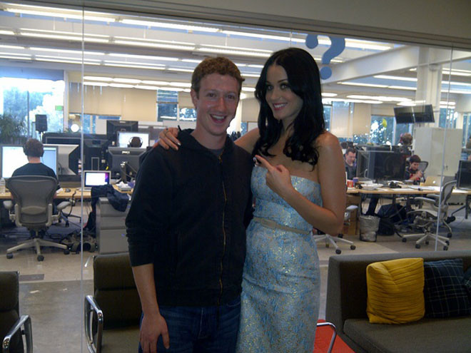 Mark Zuckerberg, cha đẻ của mạng Facebook, lại là fan cuồng của Katy Perry. Mark Zuckerberg, cha đẻ của mạng Facebook, lại là fan cuồng của Katy Perry.