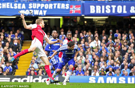 Lampard loại bỏ Mertesacker trước khi đánh đầu ghi bàn mở điểm. Lampard loại bỏ Mertesacker trước khi đánh đầu ghi bàn mở điểm.