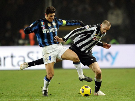 Inter (trái) sẽ vượt qua 90 phút nghẹt thở đêm nay để nắm lấy chút niềm tin.