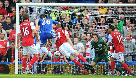 Terry ghi bàn bằng… gối. Terry ghi bàn bằng… gối.