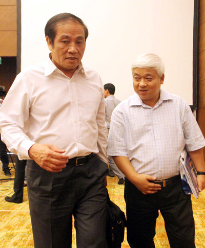 Ông Hỷ (trái) xách cặp đi đâu? Ông Hỷ (trái) xách cặp đi đâu?