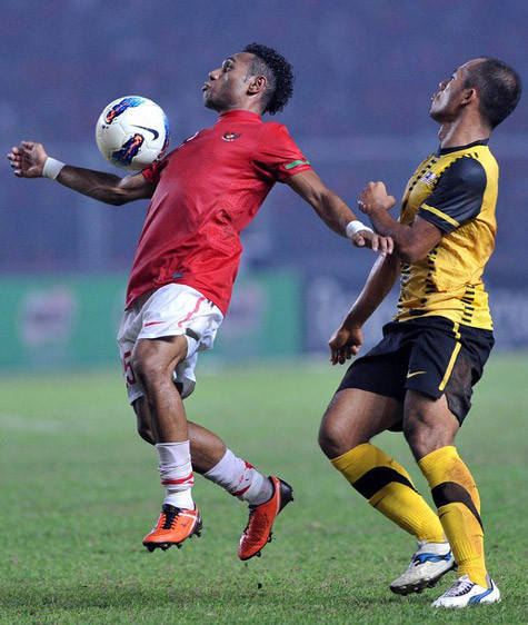 Titus Bonai (trái) không có nhiều khoảng trống để trình diễn.