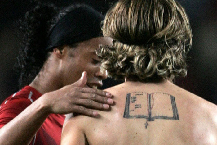 Ronaldinho và đồng hương Filipe Luís, người xăm lên lưng một cuốn kinh thánh. Ronaldinho và đồng hương Filipe Luís, người xăm lên lưng một cuốn kinh thánh.