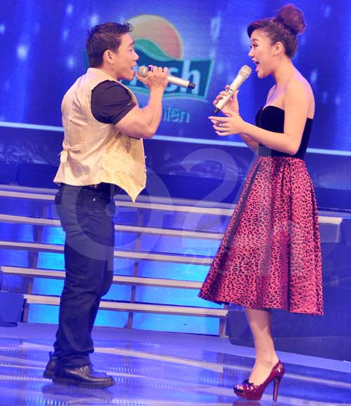 Phạm Văn Mách và Văn Mai Hương giống như đôi đũa lệch: Nhà vô địch Thể hình đã 35 tuổi còn Á quân Vietnam Idol mới 17; Văn Mách cao 1m58, trong khi chiều cao của Mai Hương là 1m64; Văn Mách có ngoại hình khá thô kệch, trong khi Mai Hương lại cực kỳ duyên dáng, đáng yêu. Phạm Văn Mách và Văn Mai Hương giống như đôi đũa lệch: Nhà vô địch Thể hình đã 35 tuổi còn Á quân Vietnam Idol mới 17; Văn Mách cao 1m58, trong khi chiều cao của Mai Hương là 1m64; Văn Mách có ngoại hình khá thô kệch, trong khi Mai Hương lại cực kỳ duyên dáng, đáng yêu.