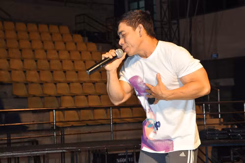 Phạm Văn Mách đang say sưa tập hát.