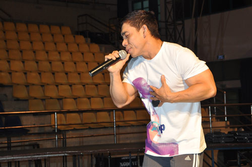 Phạm Văn Mách đang say sưa tập hát. Phạm Văn Mách đang say sưa tập hát.