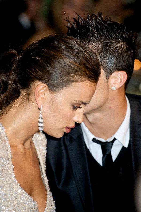 Tờ Vanitatis đánh giá cặp tình nhân này “thiếu thân thiện” và “xa cách” với quan khách.