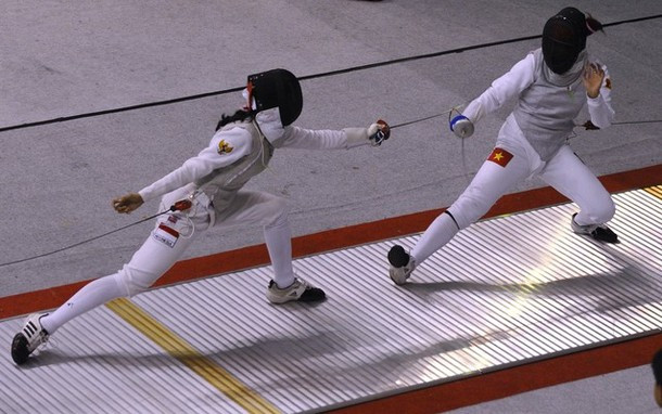 Kiếm thủ Nguyễn Thị Tươi (phải) tranh tài với A.P. Chintya của chủ nhà Indonesia ở môn đấu kiếm.