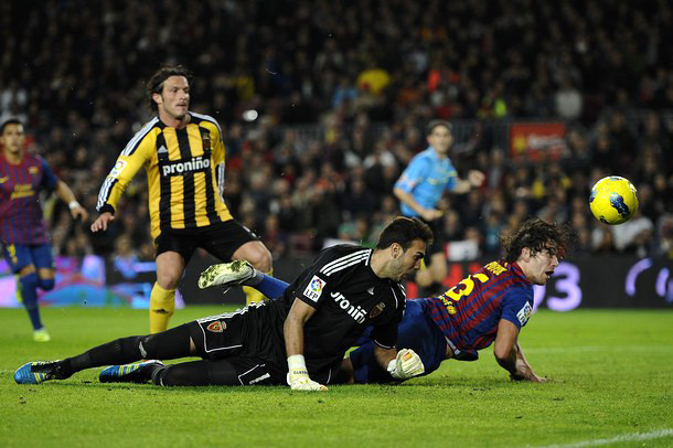 Roberto Gago hoàn toàn bị đánh gục. Roberto Gago hoàn toàn bị đánh gục.