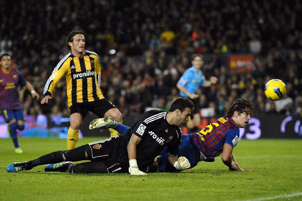 Roberto Gago hoàn toàn bị đánh gục.