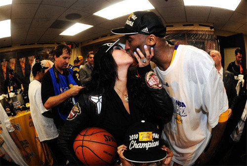 Là một ngôi sao bự của giải nhà nghề Mỹ NBA, Bryant sở hữu khối tài sản khổng lồ lên đến 150 triệu USD. Là một ngôi sao bự của giải nhà nghề Mỹ NBA, Bryant sở hữu khối tài sản khổng lồ lên đến 150 triệu USD.