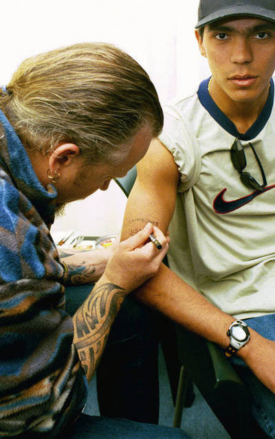 Quá trình xăm trổ tốn khá nhiều thời gian và gây đau đớn... Quá trình xăm trổ tốn khá nhiều thời gian và gây đau đớn...