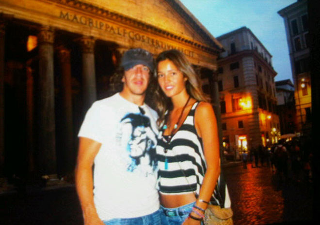 Lần cuối cùng Puyol và Malena xuất hiện bên nhau là khi kỷ niệm 1 năm yêu nhau. Họ chụp ảnh chung trước nhà thờ Pantheon ở Rome. Lần cuối cùng Puyol và Malena xuất hiện bên nhau là khi kỷ niệm 1 năm yêu nhau. Họ chụp ảnh chung trước nhà thờ Pantheon ở Rome.