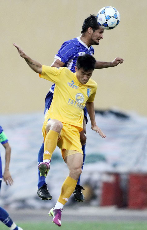 Công Vinh vẫn phải thấp thỏm về chuyện tương lai của mình. Công Vinh vẫn phải thấp thỏm về chuyện tương lai của mình.