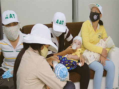 Những cô gái cuối cùng trong đường dây đẻ thuê Thái Lan về Việt Nam ngày 30-5-2011. Những cô gái cuối cùng trong đường dây đẻ thuê Thái Lan về Việt Nam ngày 30-5-2011.