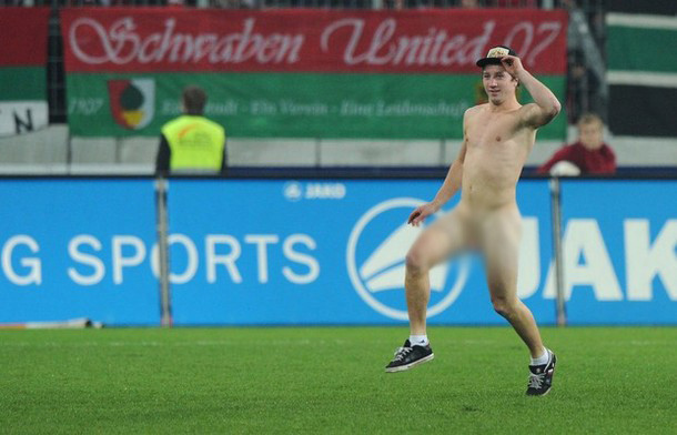 Khi ấy, Bayern Munich đang dẫn 2-1 với 2 bàn thắng của Gomez và Ribéry nhưng Tymoschuk lại bị phạt thẻ đỏ. CĐV khỏa thân chạy vào sân khiến trận đấu tạm thời bị gián đoạn (ảnh đã được xử lý).