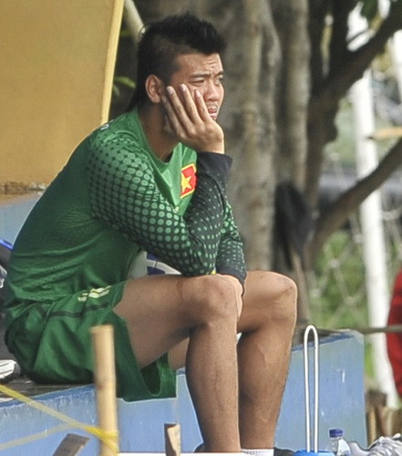 Bửu Ngọc buồn bã ngồi nhìn đồng đội tập luyện trưa 20-11. Bửu Ngọc buồn bã ngồi nhìn đồng đội tập luyện trưa 20-11.