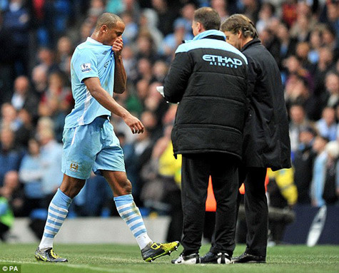 Kompany nhận thẻ đỏ rời sân.
