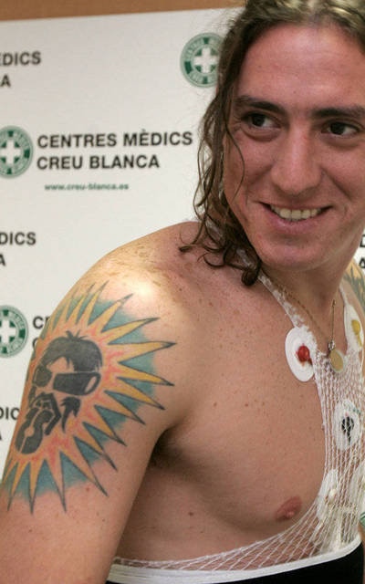 Thủ thành Cristian Álvarez tiện thể khoe hình xăm khi đang kiểm tra y tế với Espanyol. Thủ thành Cristian Álvarez tiện thể khoe hình xăm khi đang kiểm tra y tế với Espanyol.