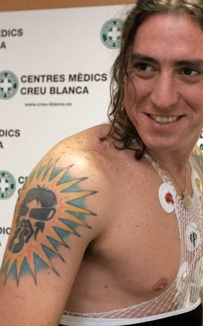 Thủ thành Cristian Álvarez tiện thể khoe hình xăm khi đang kiểm tra y tế với Espanyol.