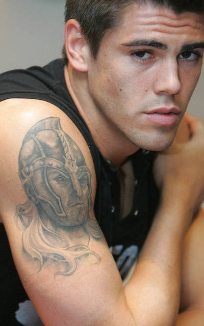 Thủ môn Víctor Valdés với một đấu sĩ La Mã trên cánh tay. Sau này, tiền đạo số 1 Việt Nam Lê Công Vinh cũng “copy” lại hình xăm khá đẹp này. Thủ môn Víctor Valdés với một đấu sĩ La Mã trên cánh tay. Sau này, tiền đạo số 1 Việt Nam Lê Công Vinh cũng “copy” lại hình xăm khá đẹp này.