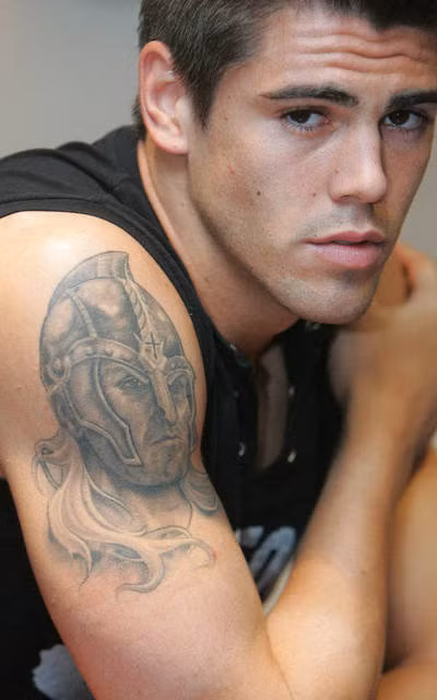 Thủ môn Víctor Valdés với một đấu sĩ La Mã trên cánh tay. Sau này, tiền đạo số 1 Việt Nam Lê Công Vinh cũng “copy” lại hình xăm khá đẹp này.