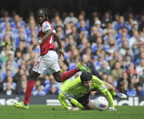 Gervinho đã chơi rất đồng đội khi nhường quyền ghi bàn cho Van Persie. Gervinho đã chơi rất đồng đội khi nhường quyền ghi bàn cho Van Persie.