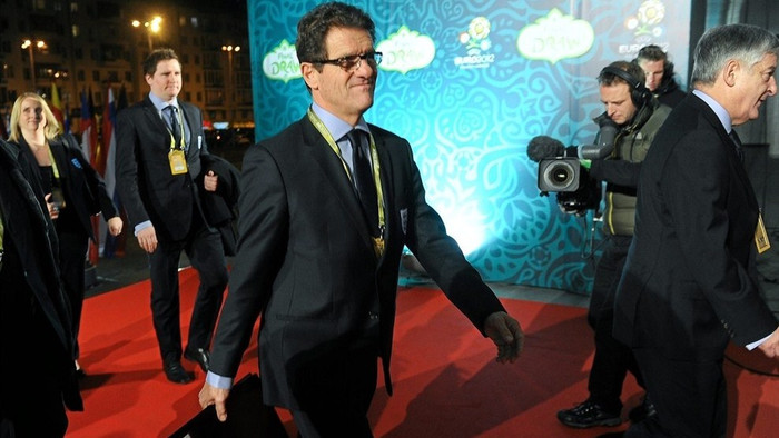 HLV Fabio Capello (Anh) tới dự lễ bốc thăm. HLV Fabio Capello (Anh) tới dự lễ bốc thăm.