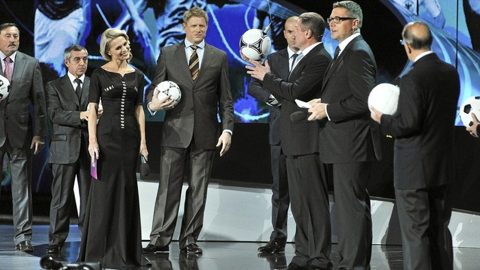 Các cựu danh thủ với trái bóng chính thức của EURO 2012. Các cựu danh thủ với trái bóng chính thức của EURO 2012.