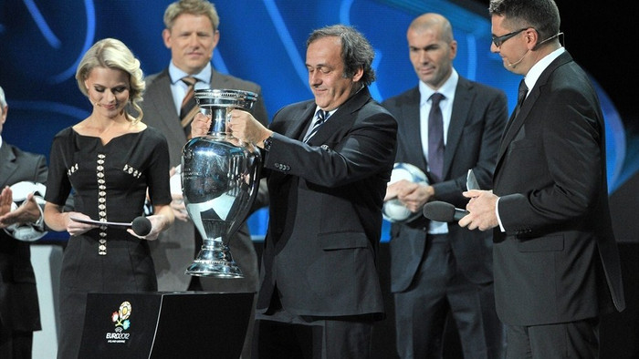 Chủ tịch UEFA Michel Platini và chiếc cúp vô địch. Chủ tịch UEFA Michel Platini và chiếc cúp vô địch.